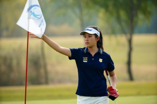 青少年高尔夫大师赛首轮 美少女杨杰铭邓晶帆并列领跑