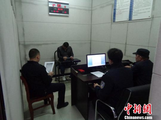 到派出所帮朋友调解纠纷网上逃犯“自投罗网”