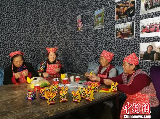 山西长治妇女坚守“贴布绣”技艺近50年带村民找到脱贫路