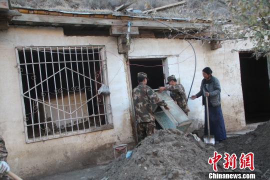 驻藏武警官兵慰问西藏昌都金沙江边受灾民众