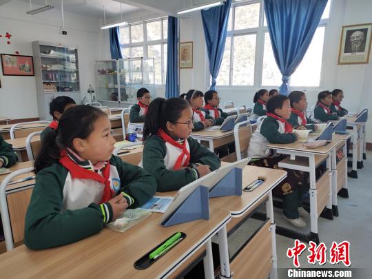 推进教育扶贫四川小金县“红旗梦想智慧学校”落成