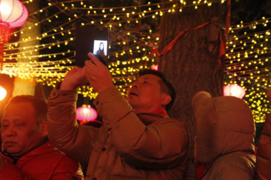 苏州市民用移动4G网络同家人视频通话,分享节日喜悦