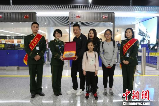 重庆机场口岸出入境人数首次突破300万人次