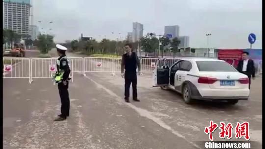 南宁邕州海关就工作人员强过管制路段被拒骂交警事件致歉