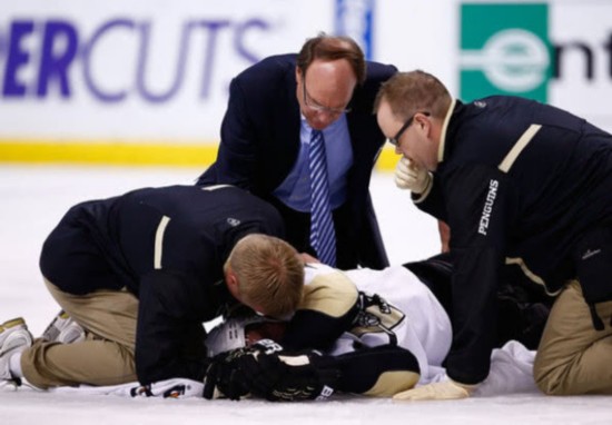 恐怖!曲棍球手被球击中失明 切开脑袋手术满头刀疤_冰球比赛危险事件_冰球选手被冰刀击中缝针案例