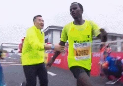 选手冲线后遭工作人员拉拽？马拉松又被推到浪尖