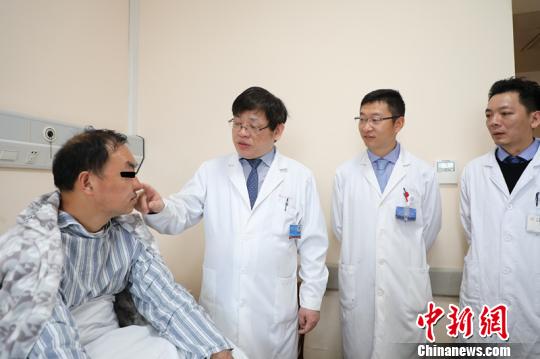 “无中生有”:上海专家为全鼻缺失患者造“新鼻”