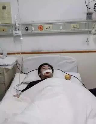 恐怖!曲棍球手被球击中失明 切开脑袋手术满头刀疤_冰球选手被冰刀击中缝针案例_冰球比赛危险事件