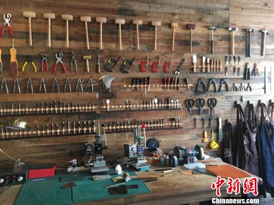 兰州小伙享手工皮艺“慢生活”引民众体验“私人定制”