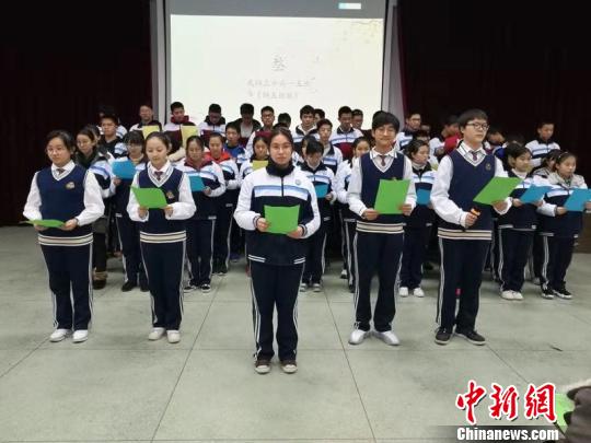 武汉一中学生串起全班56位同窗姓名为班级作赋