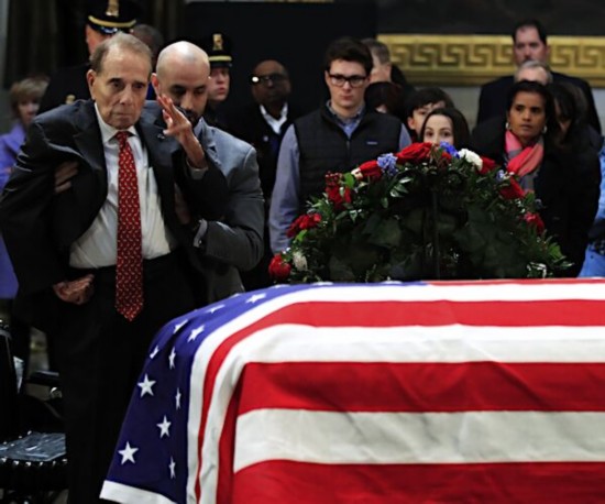 95岁老兵坐轮椅参加老布什葬礼 被扶站起之后向灵柩敬礼(图)