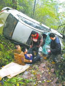 当地乡亲在距离公路百米的悬崖，找到马佳和吴晓东。