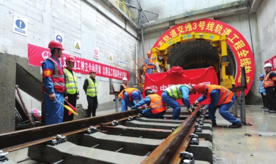　　昨天，中铁一局的施工人员正在将轨交3号线的最后两段钢轨接头牢牢连接。□记者　杭兴微　摄