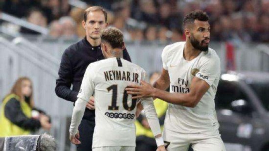 VAR判罚再成焦点球迷怒斥裁判不公