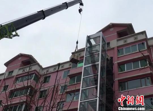 精致兰州：老旧楼院加装“公交式”电梯居民“心生羡慕”