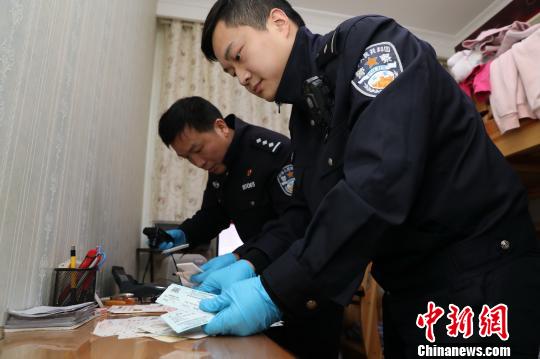 武汉铁路警方捣毁一制假窝点查获假火车票25000余张