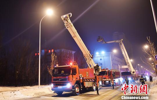 新疆昌吉消防夜间-24℃测试装备消防水炮“喷雾结冰”