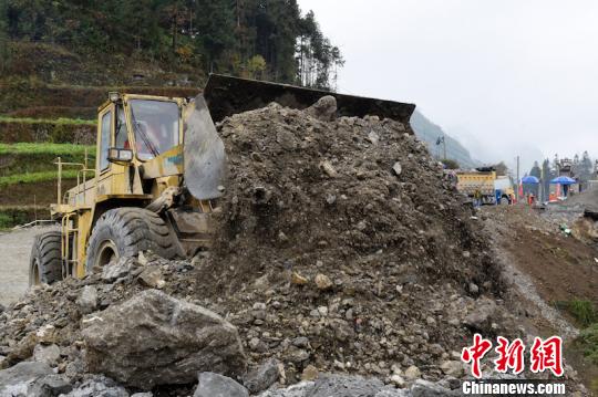 四川叙永：因滑坡断道的叙威路通车系川滇交通要道