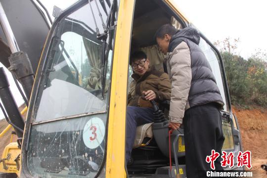 挖掘机操作手刘卫：小残缺成就另一种完美（图）
