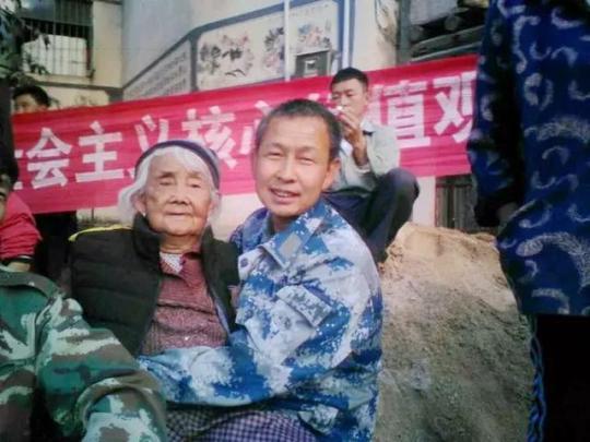 这一抱，看哭了很多人……