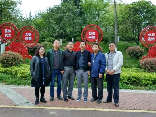  ?1991年，5名老师和1名计生工作人员卷入这桩集体性侵案，六人于2018年合影