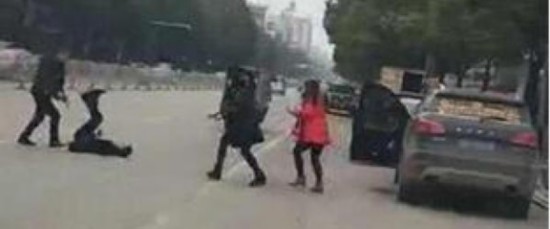 马上评｜公职人员执法车内坐视凶案还拍视频，不只是冷漠