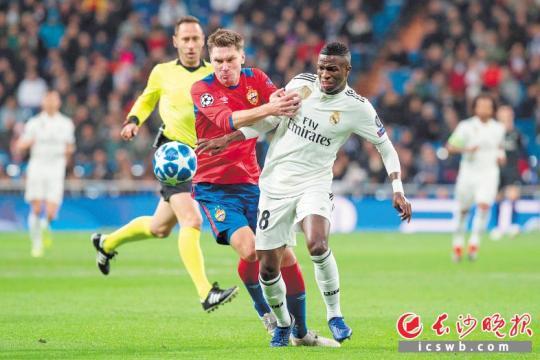 　　皇马球员维尼修斯（右）：“算了算了，反正出线了，这球就让给你了。”（设计台词）新华社发