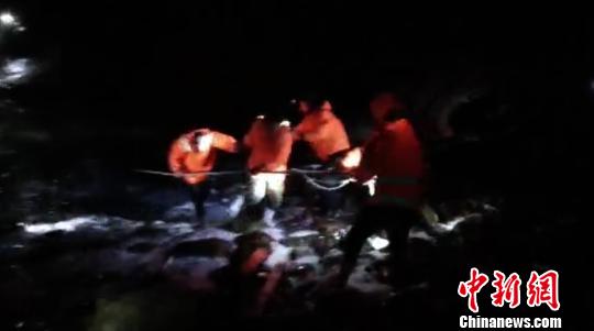 一渔船遭强风在长岛海域搁浅下沉7名船员全部获救（图）