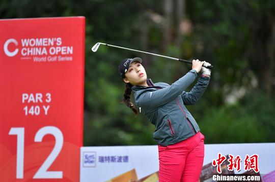 高尔夫中国女子公开赛：刘依一打出一杆进洞61杆首轮领先