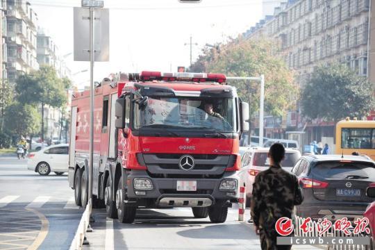 　　昨日，金霞消防中队消防员驾驶消防车到湘江世纪城小区进行实地考察演练，熟悉相关情况。长沙晚报记者 刘琦 摄