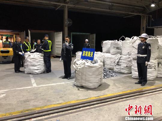 深圳海关缉私人员清点查扣的走私出口硅铁。 吴维 摄