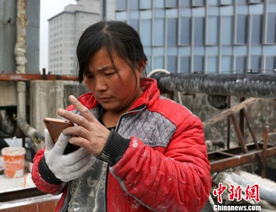 图为盛桂真用微信与女儿交流丈夫在家情况。　夏莹 摄