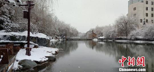 图为香格里拉降2018年初雪 和志荣 摄