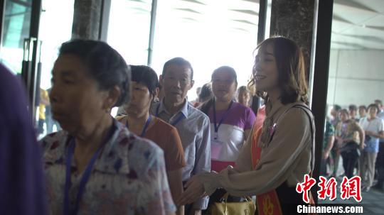 文明排队礼让示范站点定期邀请“中国好人”开展志愿服务。开福宣传供图