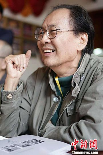 近40年来，安哥把镜头对准老百姓，拍下十几万张珍贵的底片，出版了《生活在邓小平时代》等摄影集，成为中国改革开放的历史见证。图为中国纪实摄影家安哥(资料图片)。<a target=\'_blank\' href=\'http://www.chinanews.com/\'><p  align=