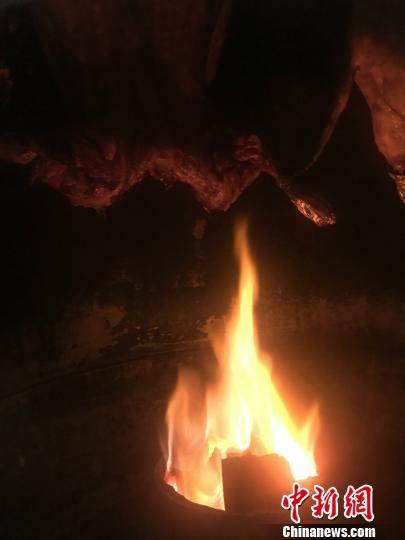 图为炉中烤制的烤全羊。　张帆 摄