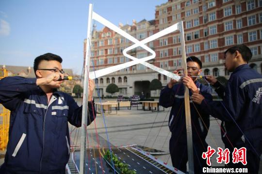 四川高校学子纯手工打造港珠澳大桥模型。　钟欣 摄