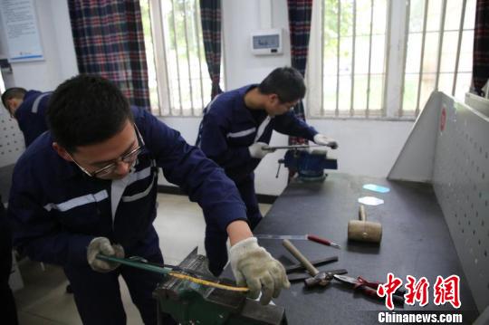 学生制作港珠澳大桥模型。　钟欣 摄