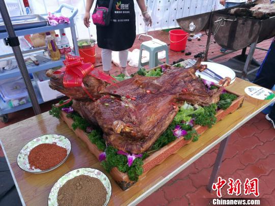 图为鼎新全羊馆获得津冀烤全羊大赛第一名的作品。　鼎新全羊馆提供。　摄