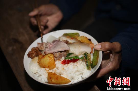 碗里有肉有菜。　刘林 摄