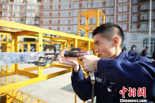 四川高校学子纯手工打造港珠澳大桥模型。　钟欣 摄