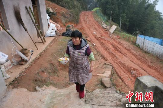 黄华芬送饭路上。　刘林 摄