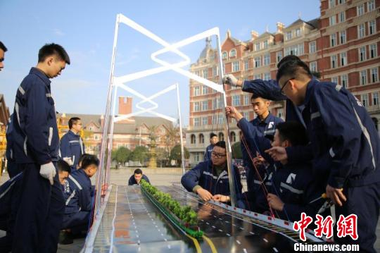 学生制作港珠澳大桥模型。　钟欣 摄