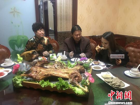 图为记者品尝。　张帆 摄