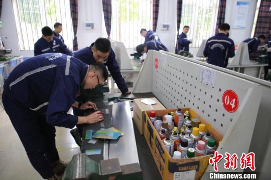 学生制作港珠澳大桥模型。　钟欣 摄