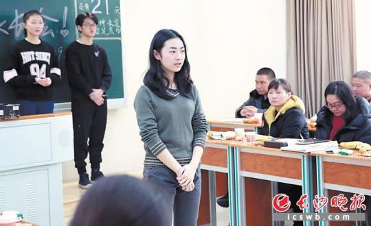 艺考生在向家长展示自己所学的成果。 均为长沙晚报通讯员 李旭 张明 摄影报道