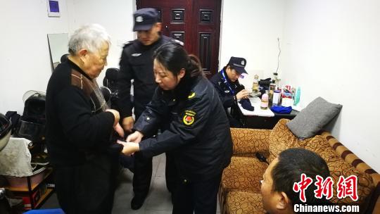 图为：西湖景区管理者帮落水老人清理湿衣。　景区行政执法局供图 摄