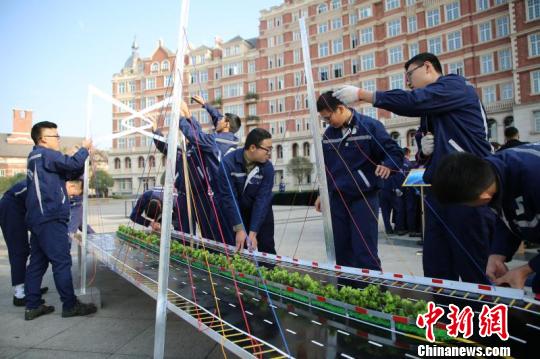 四川高校学子纯手工打造港珠澳大桥模型。　钟欣 摄