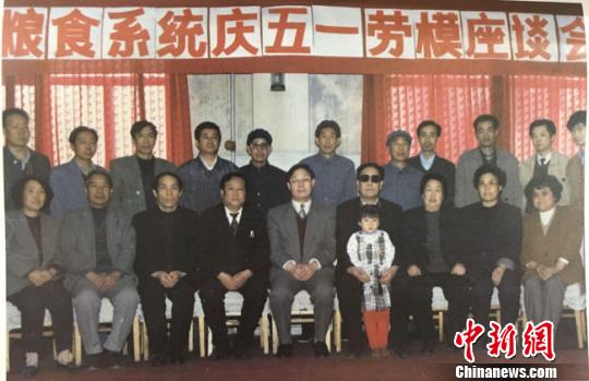 图为兰州市粮食系统获得国家和省级劳模的集体代表及个人座谈合影翻拍。　张婧 摄