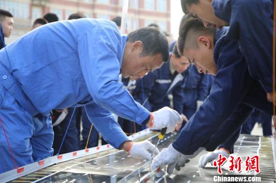 学生制作港珠澳大桥模型。　钟欣 摄